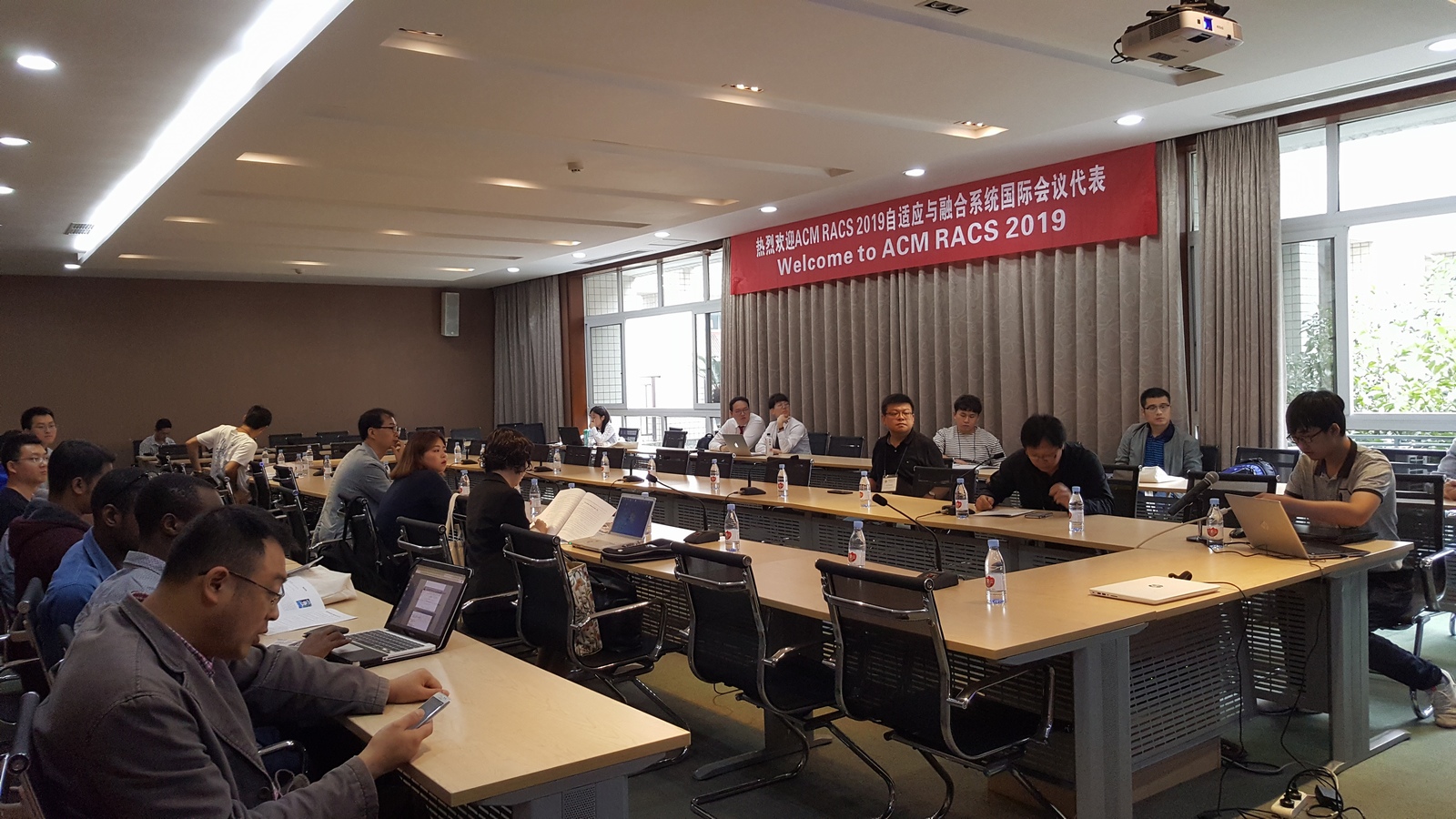 1569738159229094498.jpg 与会专家学者在分组报告会作专题报告.jpg
