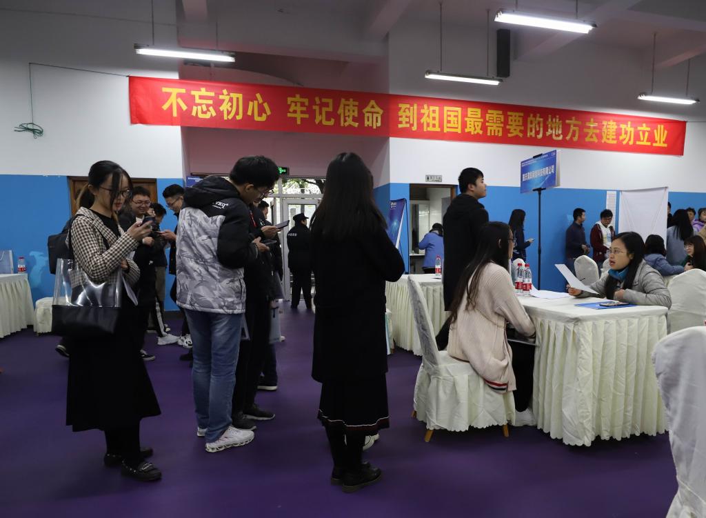 1574933539767083716.jpg 4 学生参加应聘.jpg